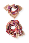 Grand foulard "Latika Joy Macadamia" de la marque Apaches Collections. Accessoire en coton doux avec un imprimé floral aux teintes vives de rouge, violet et orange, sublimé par des bordures beige rayées. Ce foulard polyvalent et tendance peut se porter en bandana, autour du cou ou comme accessoire de cheveux pour un style bohème et élégant.