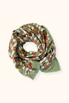 Grand foulard "Latika Pop Corn Olive" de la marque Apaches Collections. Accessoire en coton doux avec un motif original de fleurs et de rayures dans des tons vert olive, orange et beige. Idéal pour ajouter une touche bohème et colorée à votre tenue, il se porte autour du cou, en bandeau dans les cheveux ou en accessoire de sac.