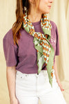 Grand foulard "Latika Pop Corn Olive" de la marque Apaches Collections. Accessoire en coton doux avec un motif original de fleurs et de rayures dans des tons vert olive, orange et beige. Idéal pour ajouter une touche bohème et colorée à votre tenue, il se porte autour du cou, en bandeau dans les cheveux ou en accessoire de sac.
