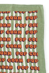 Grand foulard "Latika Pop Corn Olive" de la marque Apaches Collections. Accessoire en coton doux avec un motif original de fleurs et de rayures dans des tons vert olive, orange et beige. Idéal pour ajouter une touche bohème et colorée à votre tenue, il se porte autour du cou, en bandeau dans les cheveux ou en accessoire de sac.