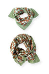 Grand foulard "Latika Pop Corn Olive" de la marque Apaches Collections. Accessoire en coton doux avec un motif original de fleurs et de rayures dans des tons vert olive, orange et beige. Idéal pour ajouter une touche bohème et colorée à votre tenue, il se porte autour du cou, en bandeau dans les cheveux ou en accessoire de sac.