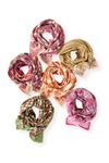 Grand foulard "Latika Pop Corn Olive" de la marque Apaches Collections. Accessoire en coton doux avec un motif original de fleurs et de rayures dans des tons vert olive, orange et beige. Idéal pour ajouter une touche bohème et colorée à votre tenue, il se porte autour du cou, en bandeau dans les cheveux ou en accessoire de sac.