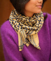 Grand foulard Léopard Camel Bellemme : accessoire tendance avec imprimé léopard et rayures élégantes. Parfait pour un look audacieux et raffiné !