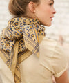 Grand foulard Léopard Camel Bellemme : accessoire tendance avec imprimé léopard et rayures élégantes. Parfait pour un look audacieux et raffiné !