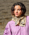 Grand foulard Léopard Camel Bellemme : accessoire tendance avec imprimé léopard et rayures élégantes. Parfait pour un look audacieux et raffiné !