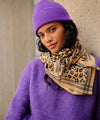 Grand foulard Léopard Camel Bellemme : accessoire tendance avec imprimé léopard et rayures élégantes. Parfait pour un look audacieux et raffiné !