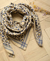 Grand foulard Léopard Camel Bellemme : accessoire tendance avec imprimé léopard et rayures élégantes. Parfait pour un look audacieux et raffiné !