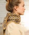 Grand foulard Léopard Camel Bellemme : accessoire tendance avec imprimé léopard et rayures élégantes. Parfait pour un look audacieux et raffiné !