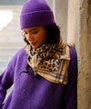 Grand foulard Léopard Camel Bellemme : accessoire tendance avec imprimé léopard et rayures élégantes. Parfait pour un look audacieux et raffiné !
