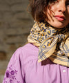 Grand foulard Léopard Camel Bellemme : accessoire tendance avec imprimé léopard et rayures élégantes. Parfait pour un look audacieux et raffiné !
