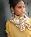 Foulard Mina Jaspe fleuri porté par un enfant, accessoire mode famille en coton doux