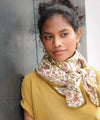 Foulard Mina Jaspe fleuri porté par un enfant, accessoire mode famille en coton doux