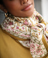 Foulard Mina Jaspe fleuri porté par un enfant, accessoire mode famille en coton doux
