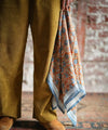 Foulard coton imprimé fleurs bleu et brique porté en écharpe femme Pia Brique Bëllemme.