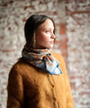 Foulard coton imprimé fleurs bleu et brique porté en écharpe femme Pia Brique Bëllemme.