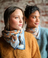 Foulard coton imprimé fleurs bleu et brique porté en écharpe femme Pia Brique Bëllemme.