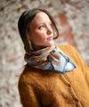 Foulard coton imprimé fleurs bleu et brique porté en écharpe femme Pia Brique Bëllemme.