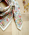Grand foulard Rhapsodi Confetti Bellemme : accessoire bohème chic avec imprimé floral raffiné. Parfait pour apporter une touche élégante et colorée à votre tenue.