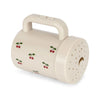 Grande lampe torche Konges Slojd au design rétro et motif cerises, parfaite pour apaiser les nuits des enfants. Multifonction, elle sert à la fois de veilleuse et de projecteur étoilé grâce à ses petites perforations en forme d'étoiles et de lune sur l’extrémité. Facile à transporter avec sa poignée ergonomique, cette lampe nomade est idéale pour les histoires du soir ou les petites explorations nocturnes. Fonctionne sur batterie rechargeable pour une utilisation pratique et sécurisée. Un accessoire inconto