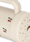 Grande lampe torche Konges Slojd au design rétro et motif cerises, parfaite pour apaiser les nuits des enfants. Multifonction, elle sert à la fois de veilleuse et de projecteur étoilé grâce à ses petites perforations en forme d'étoiles et de lune sur l’extrémité. Facile à transporter avec sa poignée ergonomique, cette lampe nomade est idéale pour les histoires du soir ou les petites explorations nocturnes. Fonctionne sur batterie rechargeable pour une utilisation pratique et sécurisée. Un accessoire inconto
