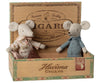 Souris grands-parents Maileg en boîte vintage avec literie et vêtements rétro