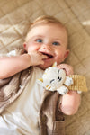 Hochet à main Charlie le chat Jollein – jouet d’éveil bébé doux en tissu beige