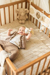 Hochet à main Charlie le chat Jollein – jouet d’éveil bébé doux en tissu beige