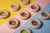 Hochet sensoriel donut aubergine Petit Boum en bois – jouet d’éveil bébé Montessori