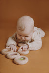 Hochet sensoriel donut aubergine Petit Boum en bois – jouet d’éveil bébé Montessori