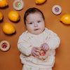 Hochet sensoriel Donut Tomates Petit Boum – jouet d’éveil en bois et plastique transparent pour bébé