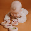 Hochet sensoriel Donut Tomates Petit Boum – jouet d’éveil en bois et plastique transparent pour bébé