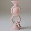 Jouet ventouse HexaPop Mushie blush en silicone avec anneaux sensoriels