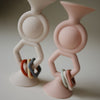 Jouet ventouse HexaPop Mushie blush en silicone avec anneaux sensoriels