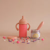 Kit d’anniversaire pour poupée Tiny Harlow avec biberon de lait à la fraise et petit pot "Birthday Cake" aux confettis colorés – jouet d’imitation pour enfant.