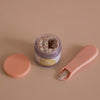 Kit d’anniversaire pour poupée Tiny Harlow avec biberon de lait à la fraise et petit pot "Birthday Cake" aux confettis colorés – jouet d’imitation pour enfant.