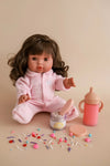 Kit d’anniversaire pour poupée Tiny Harlow avec biberon de lait à la fraise et petit pot "Birthday Cake" aux confettis colorés – jouet d’imitation pour enfant.