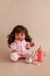 Kit d’anniversaire pour poupée Tiny Harlow avec biberon de lait à la fraise et petit pot "Birthday Cake" aux confettis colorés – jouet d’imitation pour enfant.