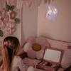 Coffret "Lampe à Histoires Fairy Garden" de Little Dutch – Une boîte magique comprenant une lampe à projeter avec plusieurs disques illustrés, permettant de raconter des histoires enchantées aux enfants. Idéal pour stimuler l’imagination et créer un rituel du coucher apaisant.