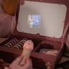 Coffret "Lampe à Histoires Fairy Garden" de Little Dutch – Une boîte magique comprenant une lampe à projeter avec plusieurs disques illustrés, permettant de raconter des histoires enchantées aux enfants. Idéal pour stimuler l’imagination et créer un rituel du coucher apaisant.