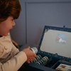 Coffret "Lampe à Histoires Forest Friends" de Little Dutch – Une boîte magique comprenant une lampe à projeter avec plusieurs disques illustrés, permettant de raconter des histoires enchantées aux enfants. Idéal pour stimuler l’imagination et créer un rituel du coucher apaisant.