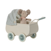 Landau Maileg avec Bébé Souris - Menthe | Découvrez ce joli landau rétro en métal de la marque Maileg, accompagné d’une adorable peluche bébé souris 🐭💖. Avec son capot en tissu menthe, ses roues vintage et sa finition élégante, ce jouet est parfait pour des heures de jeu imaginatif 🎠. Un cadeau idéal pour les enfants, les collectionneurs ou pour une déco chambre bébé au charme scandinave 🌿.