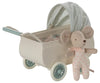 Landau Maileg avec Bébé Souris - Menthe | Découvrez ce joli landau rétro en métal de la marque Maileg, accompagné d’une adorable peluche bébé souris 🐭💖. Avec son capot en tissu menthe, ses roues vintage et sa finition élégante, ce jouet est parfait pour des heures de jeu imaginatif 🎠. Un cadeau idéal pour les enfants, les collectionneurs ou pour une déco chambre bébé au charme scandinave 🌿.