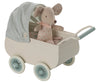 Landau Maileg avec Bébé Souris - Menthe | Découvrez ce joli landau rétro en métal de la marque Maileg, accompagné d’une adorable peluche bébé souris 🐭💖. Avec son capot en tissu menthe, ses roues vintage et sa finition élégante, ce jouet est parfait pour des heures de jeu imaginatif 🎠. Un cadeau idéal pour les enfants, les collectionneurs ou pour une déco chambre bébé au charme scandinave 🌿.