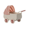 Landau Maileg Souris - Corail | Ce ravissant landau vintage en métal de la marque Maileg est idéal pour promener les adorables souris en tissu 🐭💖. Avec son capot en tissu corail vichy, ses détails raffinés et ses roues rétro, il apporte une touche élégante aux jeux d’imitation et à la décoration de chambre d’enfant 🎠🌿. Un cadeau parfait pour les petits fans de l’univers Maileg.