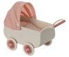 Landau Maileg Souris - Corail | Ce ravissant landau vintage en métal de la marque Maileg est idéal pour promener les adorables souris en tissu 🐭💖. Avec son capot en tissu corail vichy, ses détails raffinés et ses roues rétro, il apporte une touche élégante aux jeux d’imitation et à la décoration de chambre d’enfant 🎠🌿. Un cadeau parfait pour les petits fans de l’univers Maileg.