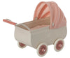 Landau Maileg Souris - Corail | Ce ravissant landau vintage en métal de la marque Maileg est idéal pour promener les adorables souris en tissu 🐭💖. Avec son capot en tissu corail vichy, ses détails raffinés et ses roues rétro, il apporte une touche élégante aux jeux d’imitation et à la décoration de chambre d’enfant 🎠🌿. Un cadeau parfait pour les petits fans de l’univers Maileg.