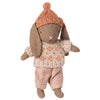 Lapin Maileg Micro marron et rose en tenue d’hiver avec bonnet tricoté et pull chaud