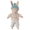Lapin Maileg Micro sable et menthe en tenue d’hiver avec bonnet tricoté et pull