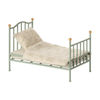 Lit simple Maileg en métal vert menthe avec literie – mobilier miniature pour maison de poupée