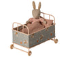 Lit Maileg micro en métal rose poudré avec matelas et oreiller – mobilier miniature pour souris et lapins
